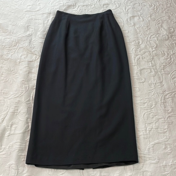 VALERIE STEVENS Pure Wool QUALITY SHARP BLACK LINED SKIRT W/BACK SLIT - SZ 4P - Picture 1 of 4